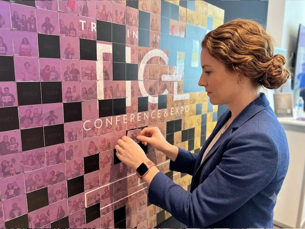 La mosaïque se construit en direct, tuile par tuile