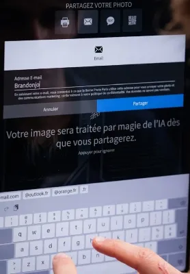 Invité qui pose pour sa Player Card