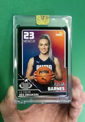 Invité qui pose pour sa Player Card